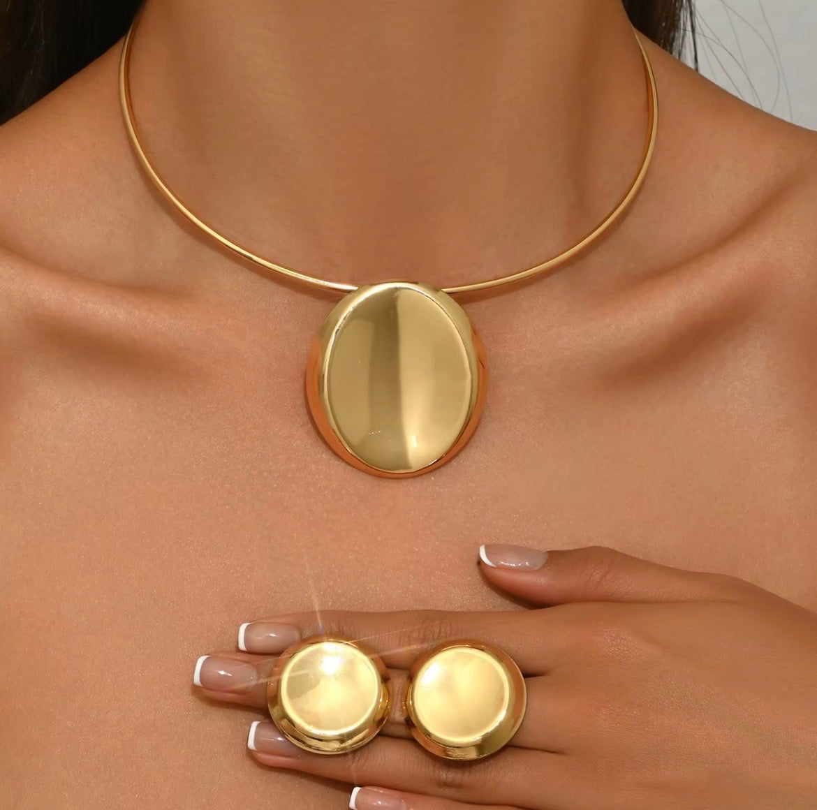 Gold Round Pendant Necklace Set