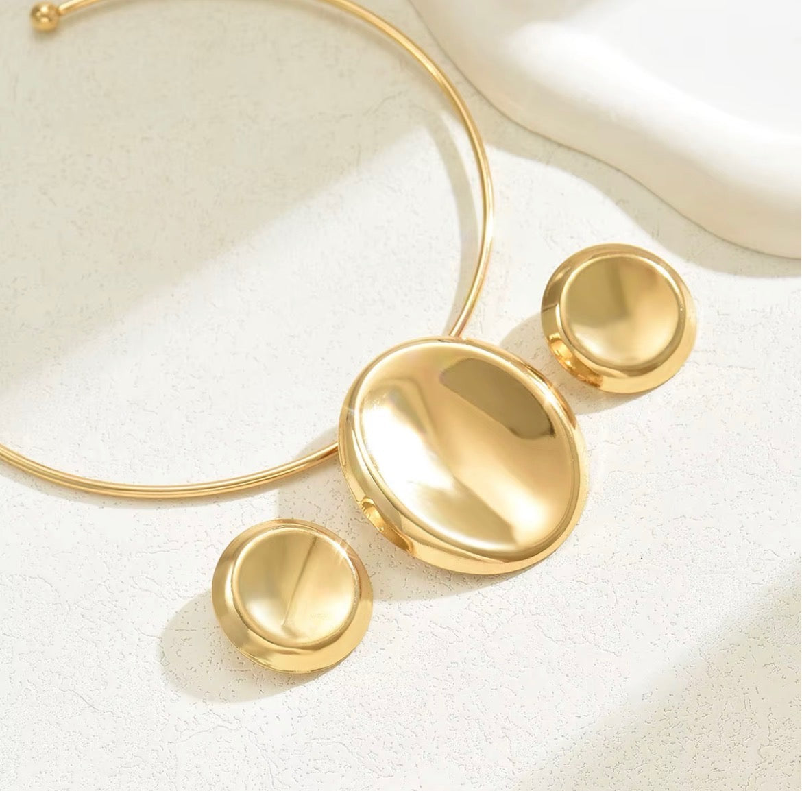 Gold Round Pendant Necklace Set