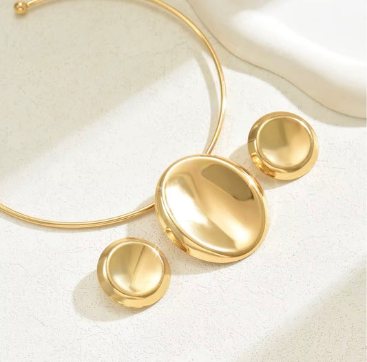 Gold Round Pendant Necklace Set