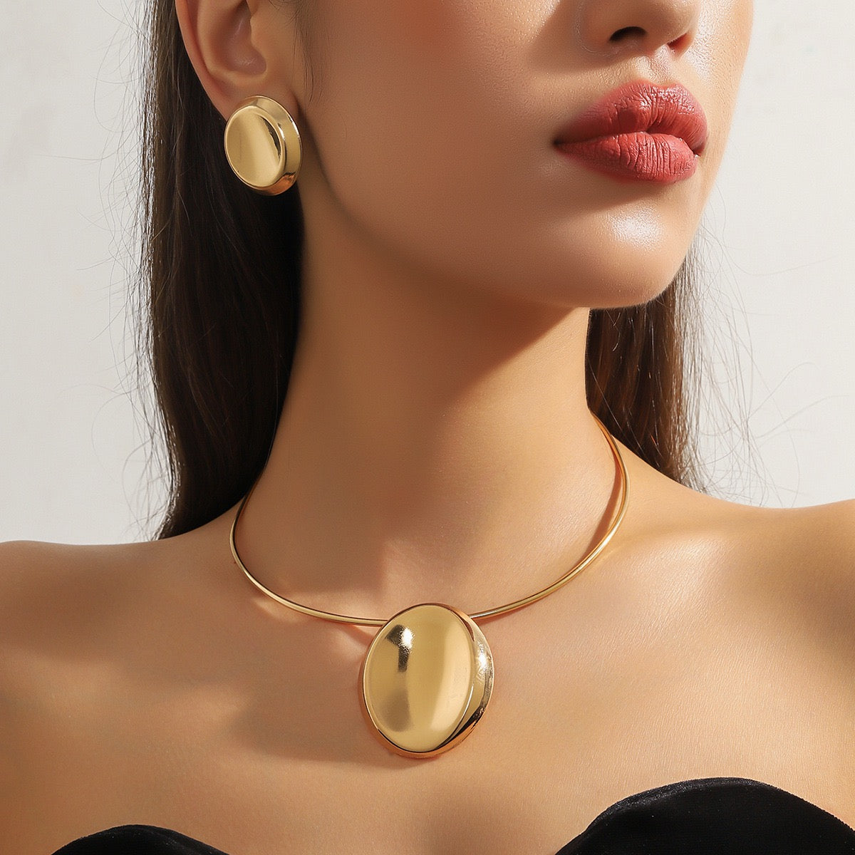 Gold Round Pendant Necklace Set