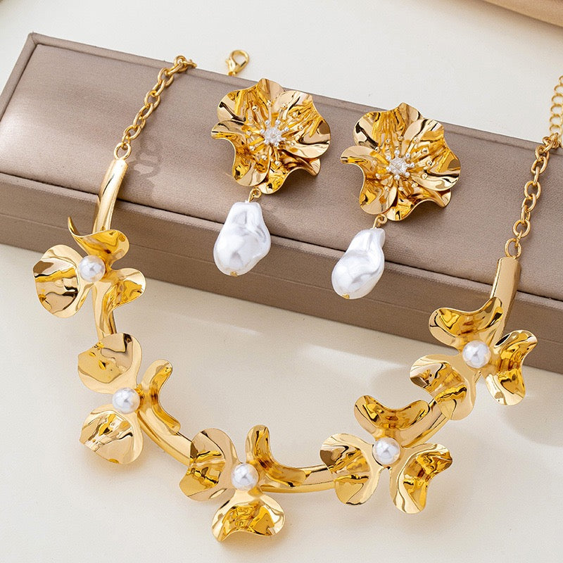 Gold Necklace Set with Pearls
