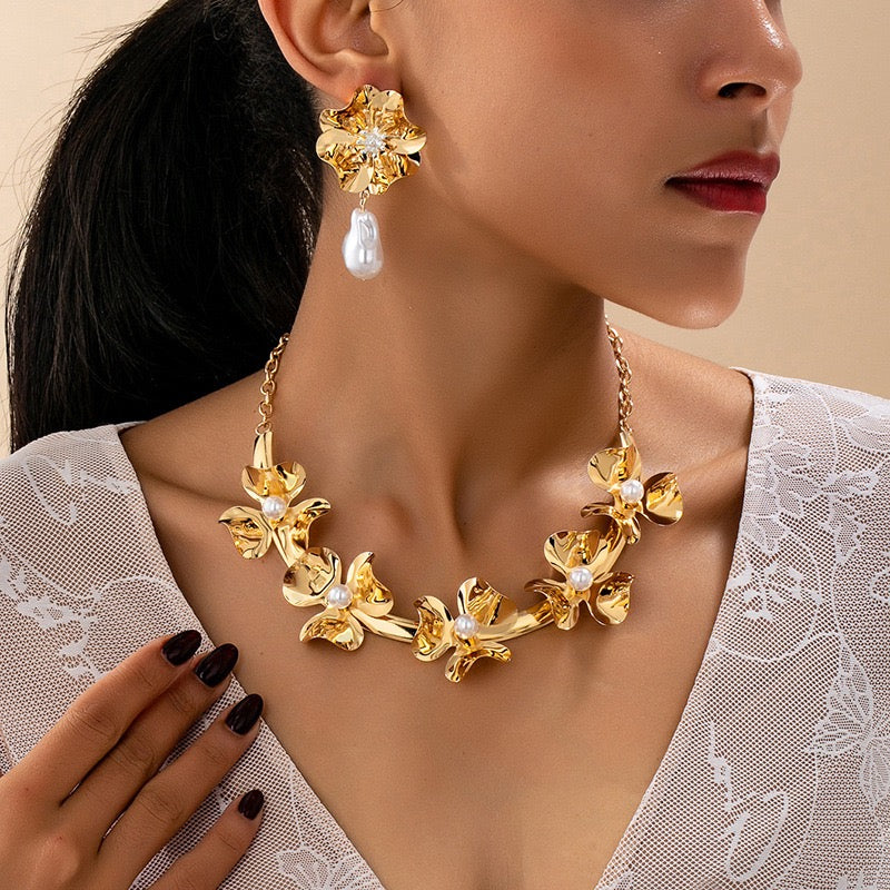 Gold Necklace Set with Pearls